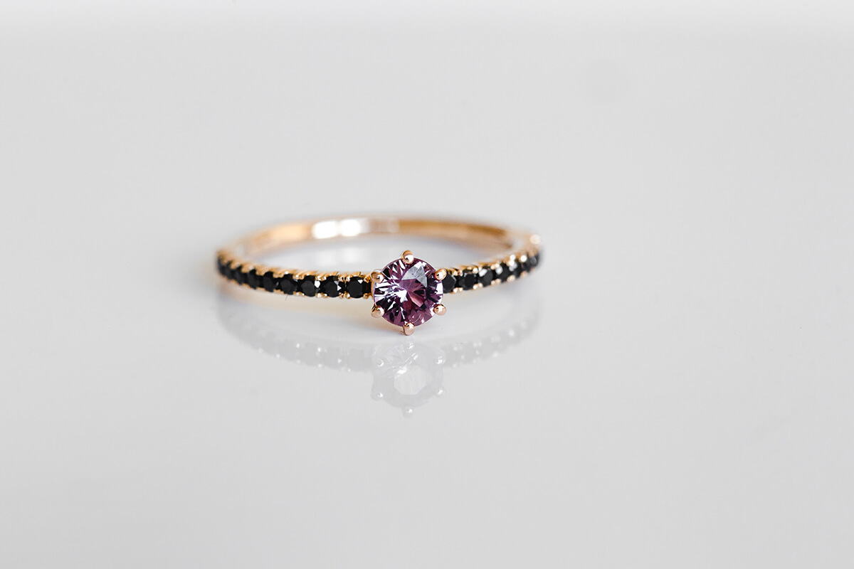 Verlobungsring aus Gold mit rosa Saphir und schwarzen Diamanten