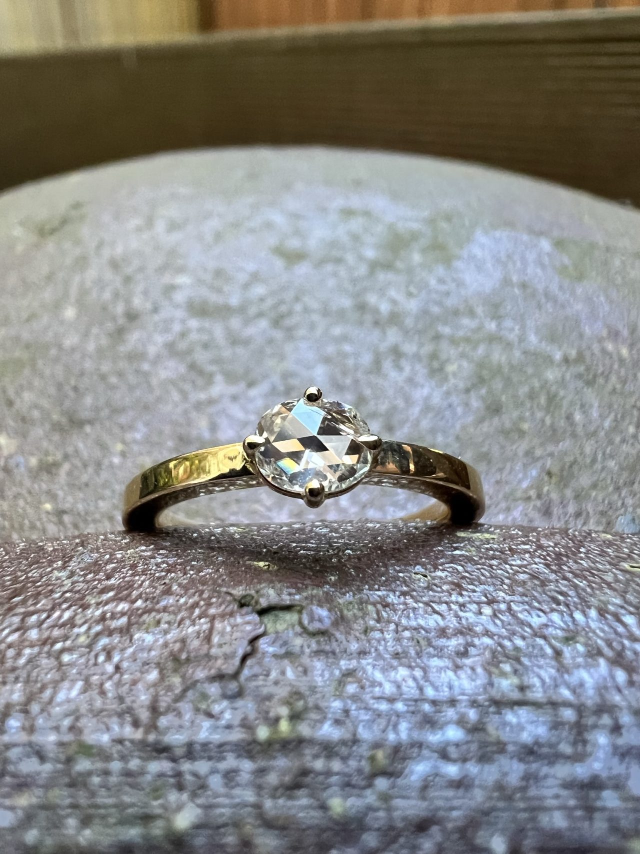 Verlobungsring aus Gold mit weißer ovaler Diamantrose, recycelter Stein, individuelle Anfertigung, Kundenring